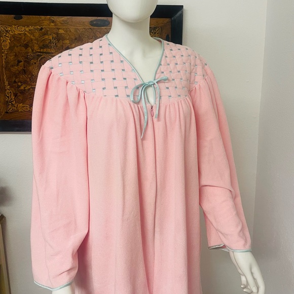 Vanity Fair Large Pink Zip Up Robe With Blue Accents - Picture 8 of 11